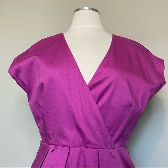 Andrew Marc New York Fuchsia V-neck Cap Sleeve Pleated Dress, size 4 - Picture 2 of 12